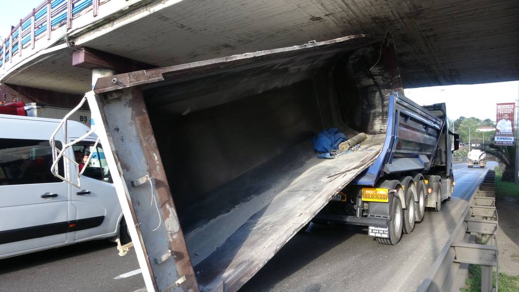 TIR’ın taşıdığı kamyon kasası köprüye sıkıştı 5